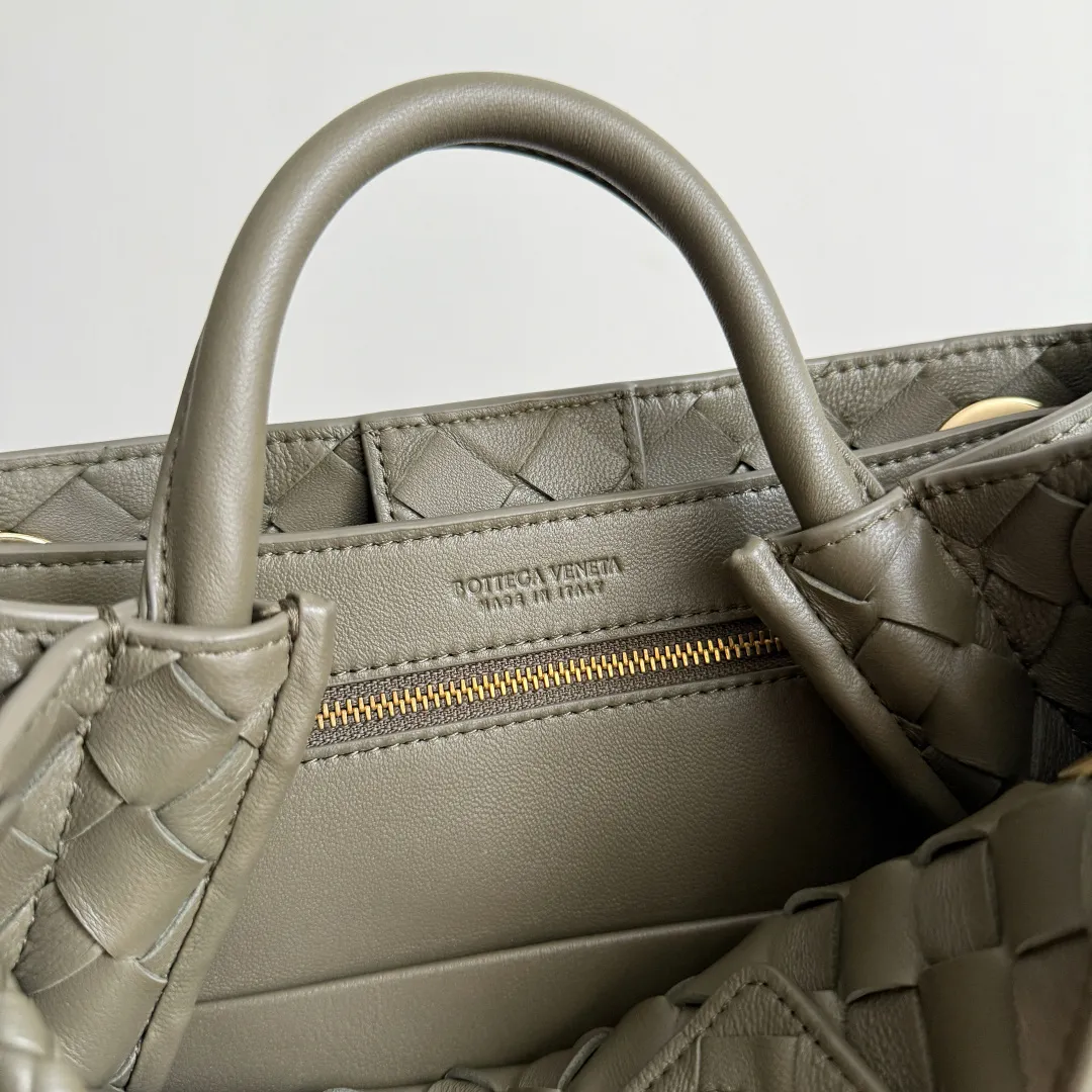 The new Andiamo batch of 3060 BV is shipped‼ ️The classic intercciato weaving process is used to create a soft bag, the metal knot is made of micro-cast aluminum using jewelry technology🪢, and the decorative beads are made of metal and hand-polished oak, allowing you to jump repeatedly between elegance and fun💃, making it unpredictable. Classic and versatile, it shows off your temperament, and the bag has a large capacity, making it very convenient for daily commuting! It has a variety of carrying methods, the shoulder straps can be adjusted by yourself, the original lambskin feels soft and delicate, and the unisex style breaks gender boundaries and brings a more practical and long-lasting use experience. The Andiamo, which has both elegant and casual styles, perfectly interprets the "fashionable old money style". Style number: 743568+wood hardware Color: cypress green Size: 25*22*10.5cm